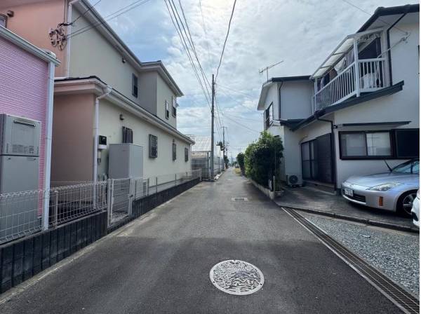 交通量の少ない穏やかな前面道路。落ち着いた住環境が魅力です。
