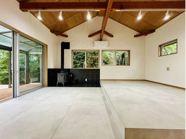 離れ棟に完備された暖炉/素敵な時間をお過ごしください