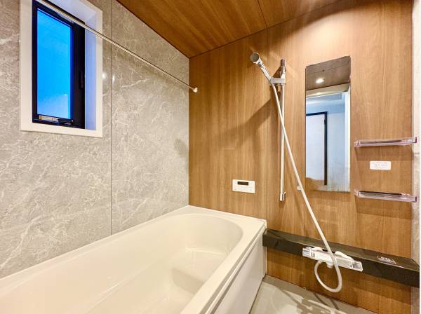 落ち着いた色合いの浴室。リラックスしたお時間をお過ごしください