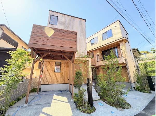 七里ガ浜にひときわ目立つ、天然木を使用したデザイナーズハウス