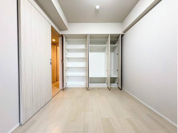 洋室には大容量の収納もございます