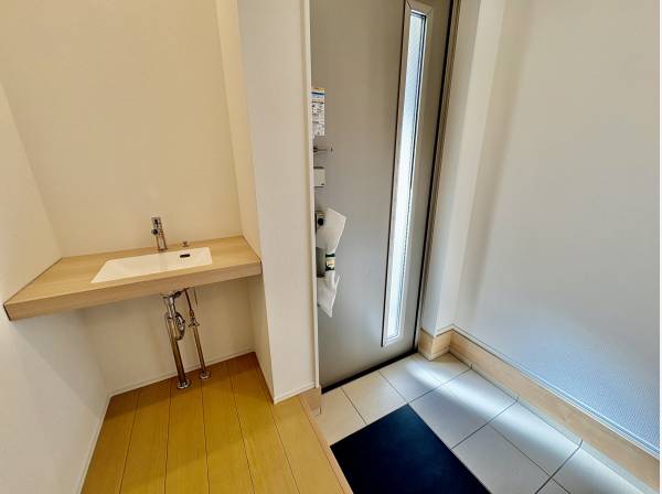 玄関に洗面があると、帰ってきてすぐに手洗いができていいですね。