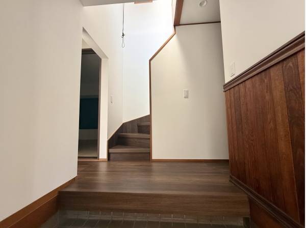 木の腰壁がレトロで温かい雰囲気を醸し出す趣のある階段ホール