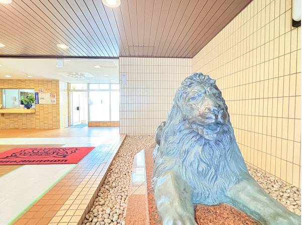 エントランスではライオンがお出迎え！