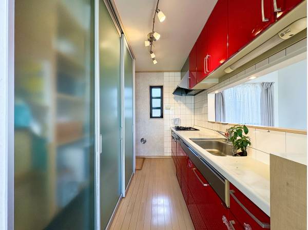 たっぷりの収納を備えたカウンターキッチン