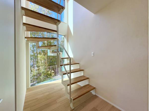 大きい窓が備わるストリップ階段