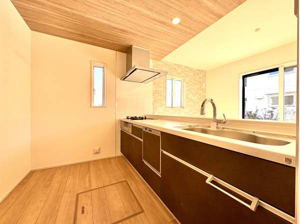 木目天井がお洒落なキッチンスペース