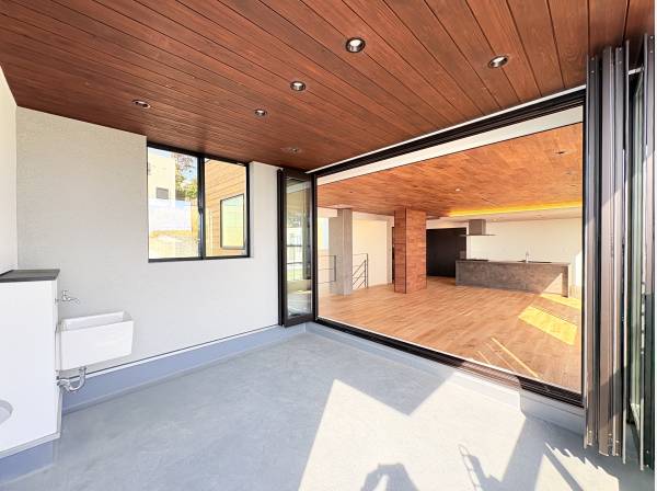 大型のバルコニー