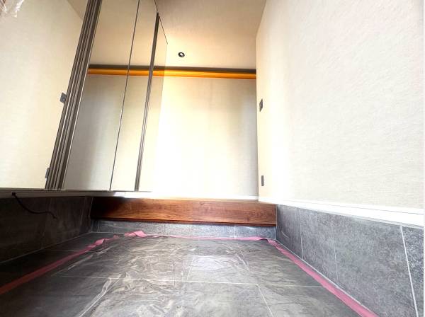 シックなタイル張りと木製上がり框が美しい玄関ホール♪