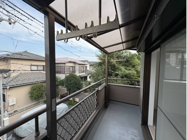 ベランダには屋根があるので雨が降っても安心ですね。