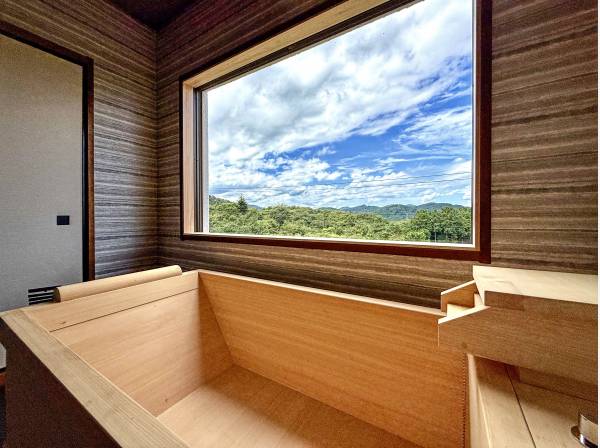 天然温泉の出る新設檜風呂で、緑の眺望をお楽しみください