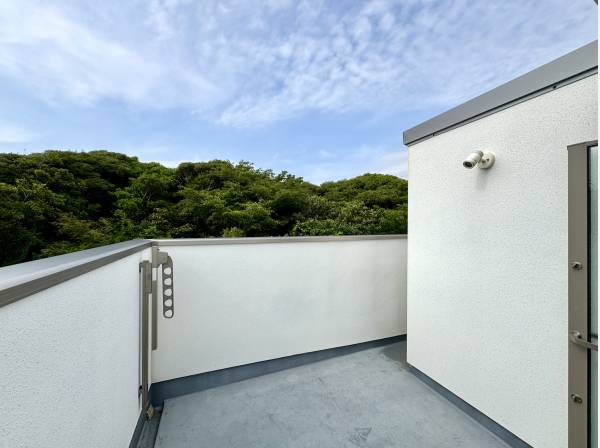 反対側は緑が広がる眺め