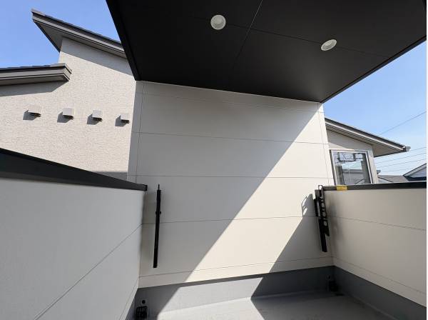 2階のテラスは屋根があり、洗濯物を干す以外にもカフェスペースになります。