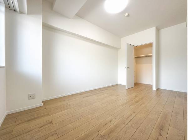 WICが寄り添う約8帖のメインベッドルーム