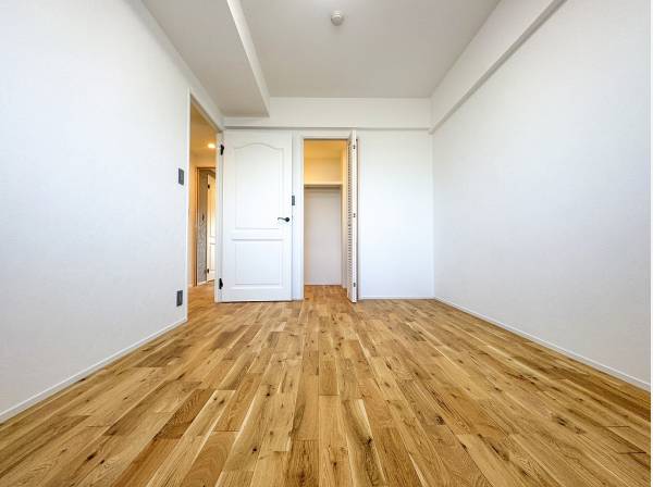 ルーバー建具がリゾート感を演出するベッドルーム