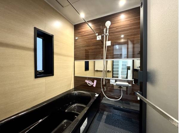 ブラック×ブラウンのシックなバスルーム