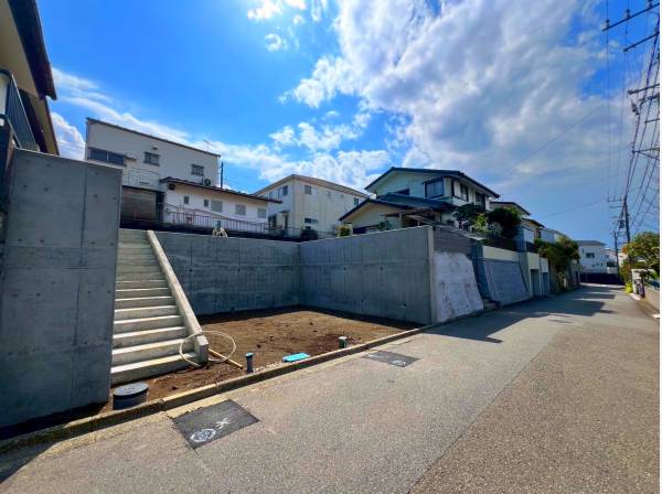 前面道路も広々としております