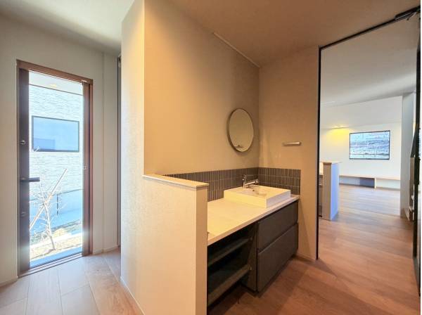 キッチンと玄関の間にオシャレな洗面です♪