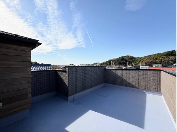 大型ルーフバルコニー、江ノ島も遠望できます