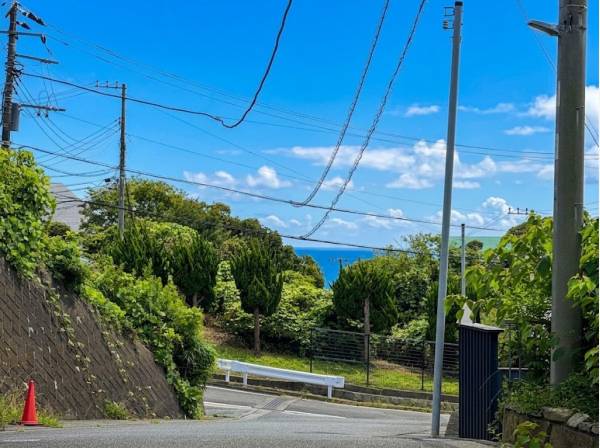 前面道路からは海が見えます