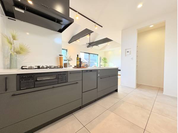 キッチンスペース、パントリーもございます。