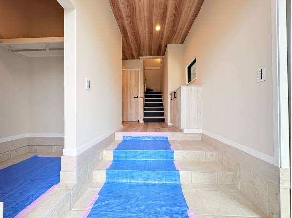 玄関を入ると左手にSIC、右手にはガレージへの出入り口