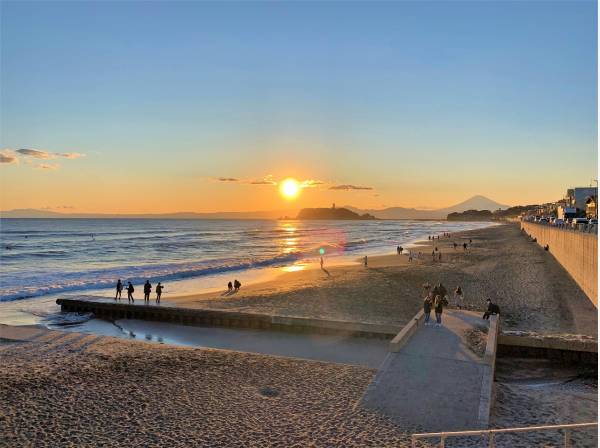 七里ガ浜の穏やかな海まで約1.7km・徒歩約22分