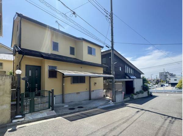 前面道路はゆとりの広さがあり車の駐車もラクラク