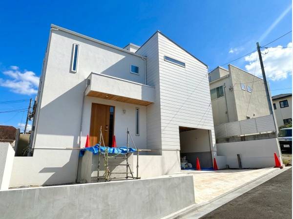 七里ガ浜に登場した白のガルバリウム鋼板をまとったガレージハウス