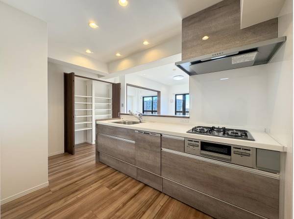 洗練感溢れるキッチンサイド たっぷりの収納も嬉しい