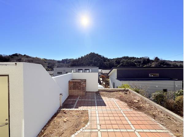 南向きのひな壇形状の敷地で陽当たり◎