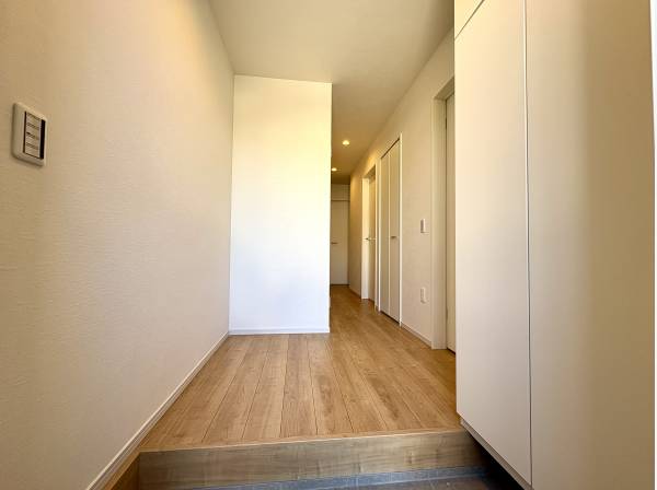 ナチュラルな床が続く優しい雰囲気のアプローチスペース