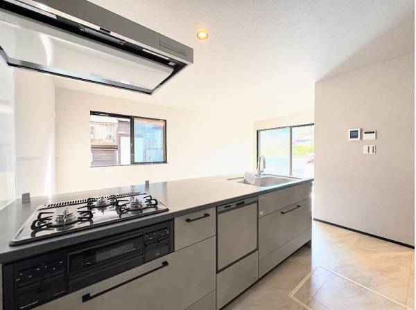 部屋を見渡す対面式キッチン