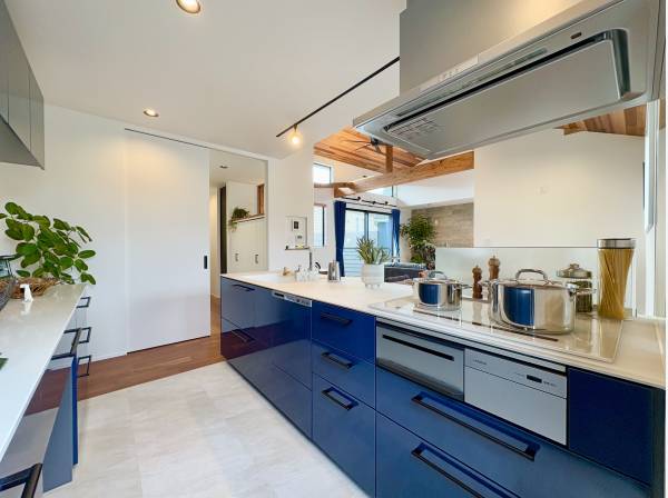 キッチンは床材を変えているため、メリハリのある空間を演出！