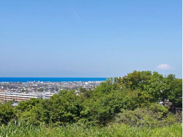 どこまでも広がる水平線。そして、雄大な富士山も望む眺望