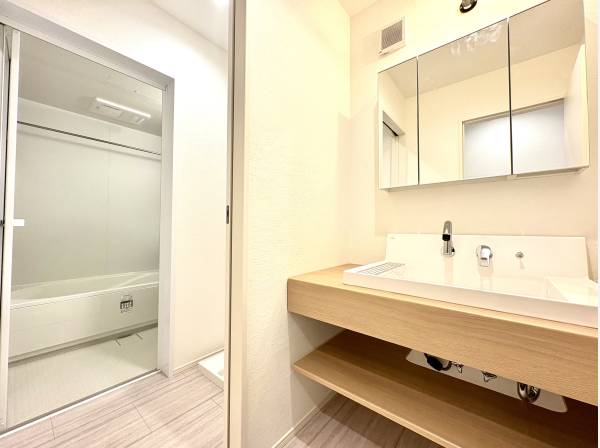 サニタリールームとバスルーム