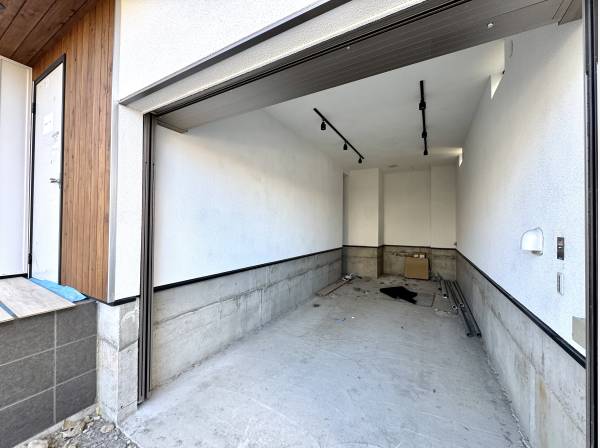 ハイルーフ車対応の本格ガレージ