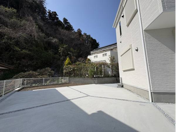 カースペースは3台分、お庭もございます