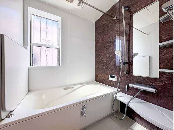 落ち着きのあるバスルームに窓格子のモチーフが華やかさをプラス