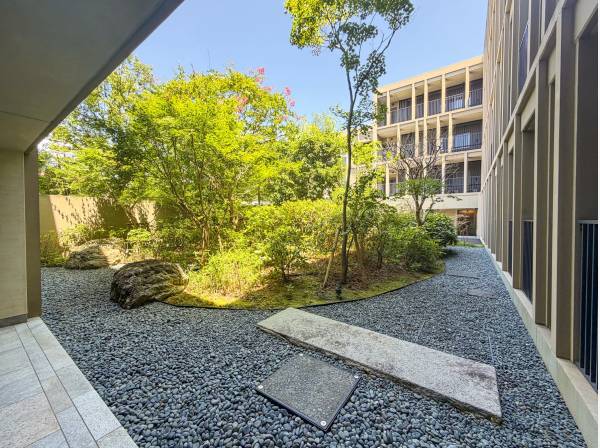 心を和ましてくれるマンション中庭の和の癒し