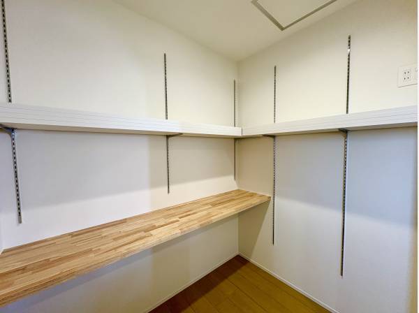 キッチン背面にはパントリースペースがございます