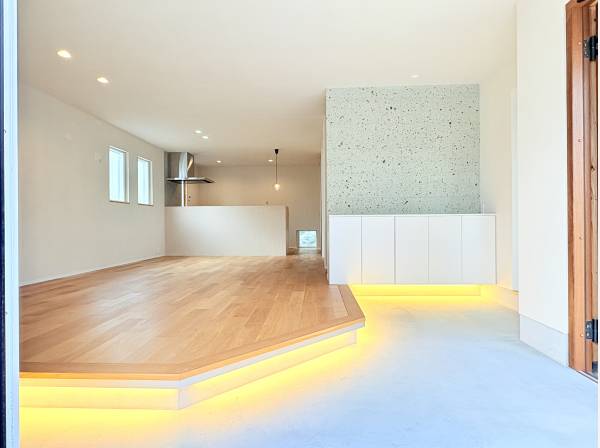 土間から一段上がる、光が集まる21帖LDK