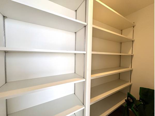 キッチン背面の大容量パントリー