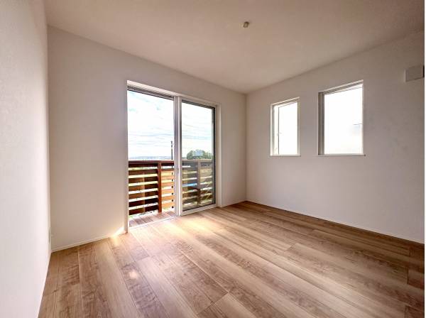 全室に陽光が差し込む明るい設計。朝日で気持ちよく目覚める毎日を。