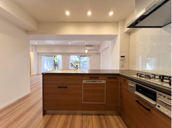 フラットな天板で調理スペースも広く使えるL字型のオープンキッチン