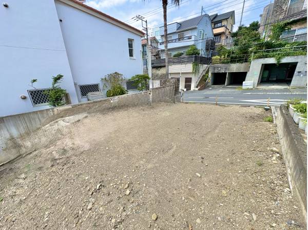 建物の配置や窓の位置まで、想像が膨らむ土地です。