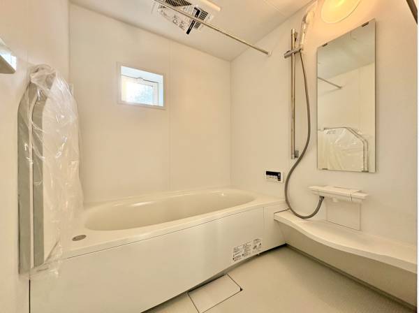 窓付きで明るく換気もできる清潔な浴室。