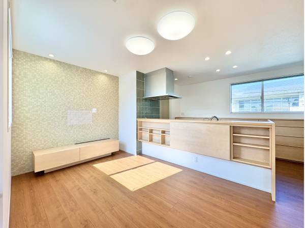 キッチンの背面は全面収納です。