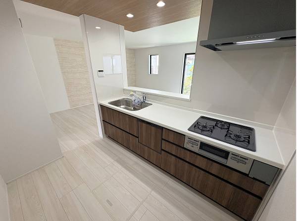 リビングを見渡す開放感。料理が楽しくなる3口コンロのシステムキッチン