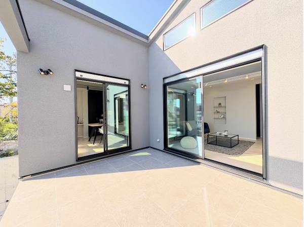 2方向より出入りできる、くつろぎのテラス